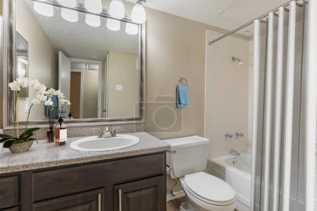 Foto de Interior de un moderno cuarto de baño con espejo - Imagen libre de derechos