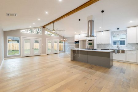 Foto de Interior de un moderno apartamento con cocina y comedor - Imagen libre de derechos