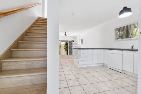 Téléchargez les photos : Intérieur d'un appartement moderne avec murs blancs et escaliers en bois - en image libre de droit