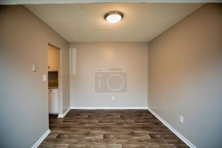 Téléchargez les photos : Chambre vide avec murs blancs clairs. Design d'intérieur. Rendu 3d - en image libre de droit