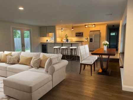 Foto de Interior de una moderna sala de estar con cocina en el fondo, diseño de renderizado 3d - Imagen libre de derechos