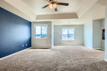 Foto de Habitación vacía con alfombra y paredes azules. Diseño de interiores. renderizado 3d - Imagen libre de derechos
