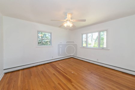 Foto de Interior de una moderna habitación vacía con pared de madera - Imagen libre de derechos
