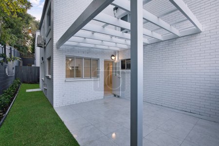 Foto de Modern house with green lawn and concrete floor - Imagen libre de derechos