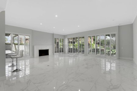 Foto de Moderno y completamente blanco interior sin amueblar de casa de lujo - Imagen libre de derechos