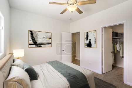 Téléchargez les photos : Chambre design intérieur avec lit confortable - en image libre de droit