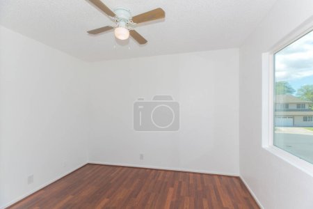 Téléchargez les photos : Chambre vide avec murs blancs et plancher en bois. - en image libre de droit