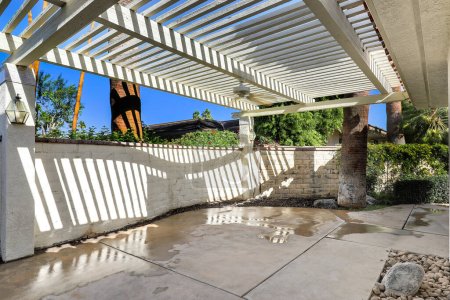 Téléchargez les photos : Terrasse de balcon décorative luxueuse avec vue naturelle à l'extérieur du manoir moderne. - en image libre de droit