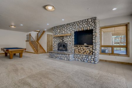 Téléchargez les photos : Intérieur d'une maison moderne avec cheminée et table de billard, design rendu 3d - en image libre de droit