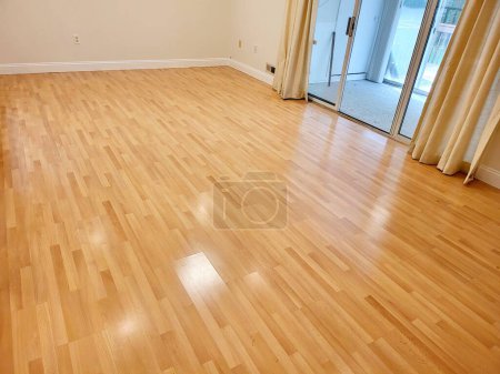 Foto de Piso de parquet de madera vacío en una nueva casa de apartamentos. - Imagen libre de derechos