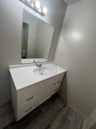 Téléchargez les photos : Salle de bain moderne avec lavabo blanc - en image libre de droit