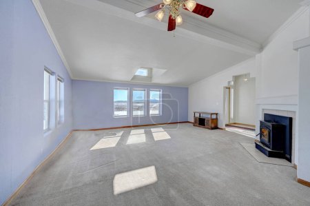 Foto de Interior de un apartamento moderno con grandes ventanales - Imagen libre de derechos