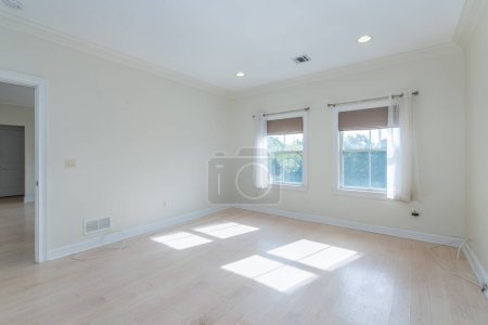 Téléchargez les photos : Intérieur vide, chambre dans un nouvel appartement avec de grandes fenêtres - en image libre de droit