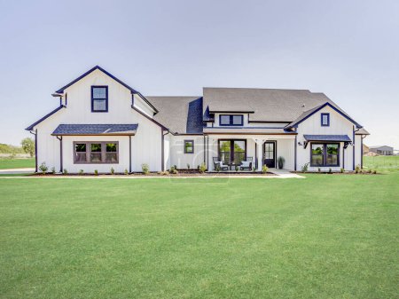 Foto de Vista frontal de una casa suburbana, césped verde y hierba - Imagen libre de derechos