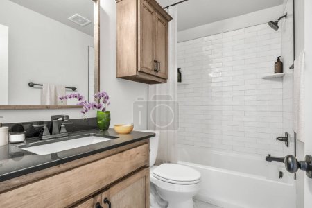 Foto de Moderno cuarto de baño interior con lavabo y paredes blancas - Imagen libre de derechos