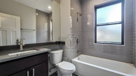 Foto de Interior de un cuarto de baño con bañera blanca y ventana - Imagen libre de derechos