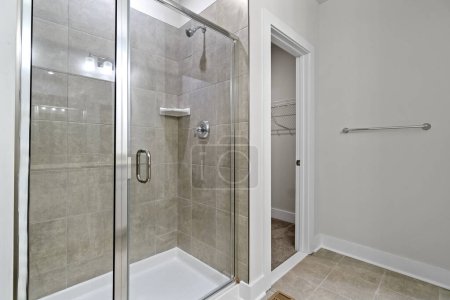 intérieur salle de bain moderne avec murs clairs et douche