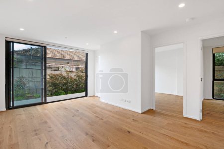 Téléchargez les photos : Intérieur de l'appartement moderne avec parquet en bois. - en image libre de droit