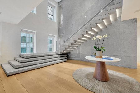 Téléchargez les photos : Intérieur moderne d'un salon avec un grand escalier - en image libre de droit