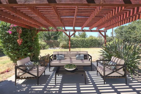 Luxuriöse dekorative Balkon-Terrasse mit natürlichem Blick außerhalb der modernen Villa. Konzept der marmorierten Patio, Architektur und Entspannung. 3D-Illustration.