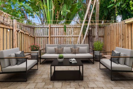 Foto de Moderno patio de estar con sofá y sillas - Imagen libre de derechos