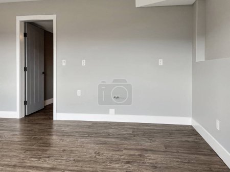 Téléchargez les photos : Un appartement vide, chambre spacieuse avec cuisine domestique - en image libre de droit