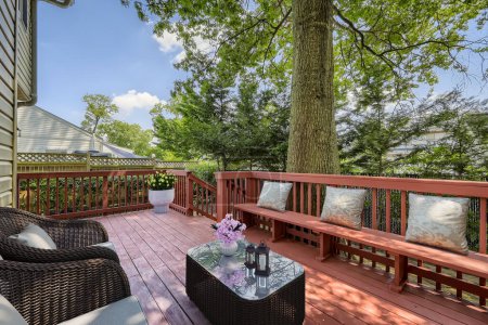 Téléchargez les photos : Beau patio avec banc en bois et chaises - en image libre de droit