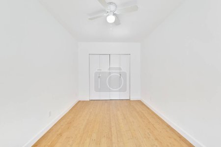 Foto de Habitación vacía con paredes blancas y suelo de madera, 3d renderizado - Imagen libre de derechos