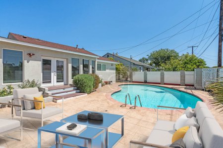 Téléchargez les photos : Maison moderne avec piscine et patio, rendu 3d - en image libre de droit