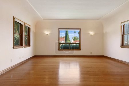 Téléchargez les photos : Ouvert intérieur chambre vide avec plancher en bois, personne dans une belle maison dans un appartement moderne. Rendu 3d - en image libre de droit