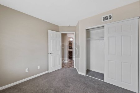 Téléchargez les photos : Chambre vide avec murs blancs et plancher en bois. Rendu 3d - en image libre de droit