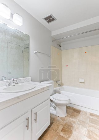 Foto de Interior de un moderno cuarto de baño con bañera blanca. renderizado 3d - Imagen libre de derechos