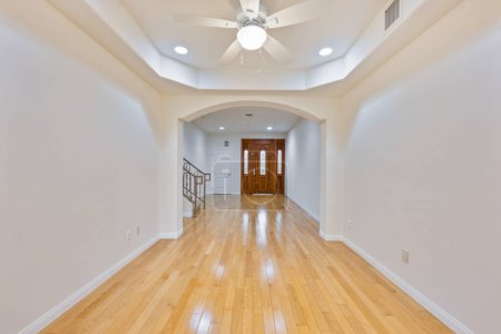 Téléchargez les photos : Couloir vide à l'intérieur du nouvel appartement, personne. Rendu 3d - en image libre de droit