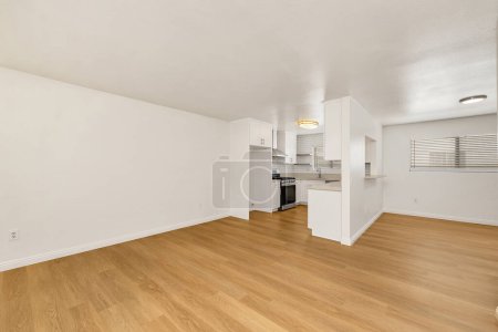 Téléchargez les photos : Intérieur d'un appartement moderne vide avec cuisine blanche - en image libre de droit