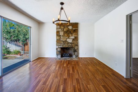 Foto de Interior de una moderna habitación vacía con suelo de madera y chimenea - Imagen libre de derechos