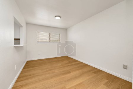 Foto de Interior de un moderno apartamento vacío con paredes blancas piso de madera. - Imagen libre de derechos