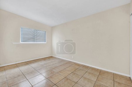 Téléchargez les photos : Chambre vide avec murs blancs et plancher en bois. Rendu 3d. - en image libre de droit