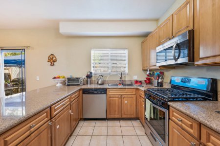 Foto de Hermoso interior y muebles de cocina y electrodomésticos modernos. renderizado 3d - Imagen libre de derechos