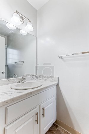 Téléchargez les photos : Intérieur d'une salle de bain moderne avec lavabo blanc. Rendu 3d - en image libre de droit