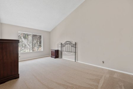 Téléchargez les photos : Vide intérieur de maison en bois blanc avec grande fenêtre. Rendu 3d - en image libre de droit