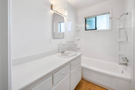 Foto de Interior de un cuarto de baño con una bañera blanca y una ventana, representación 3d - Imagen libre de derechos