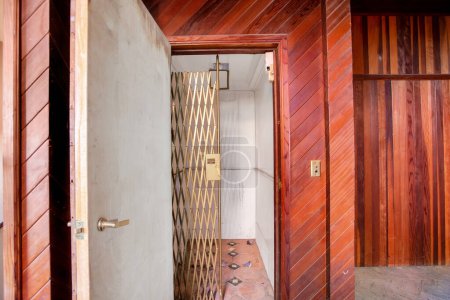 Téléchargez les photos : Maison en bois avec une entrée à une porte. Rendu 3d - en image libre de droit