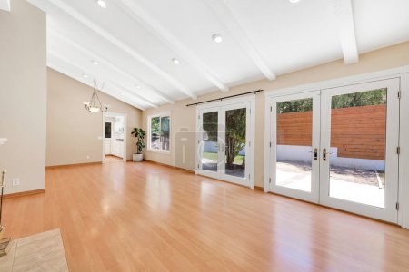 Foto de Sala de estar vacía con una gran ventana, paredes blancas y suelo de madera. renderizado 3d - Imagen libre de derechos