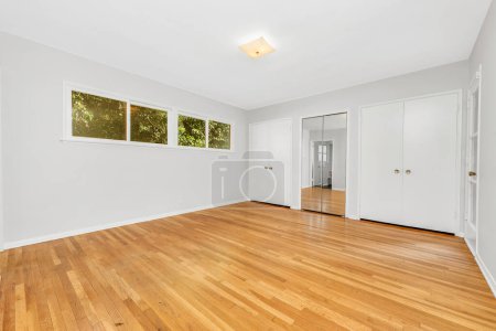 Téléchargez les photos : Chambre vide avec murs blancs et plancher en bois. Rendu 3d - en image libre de droit
