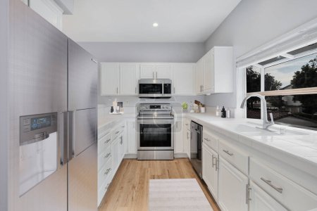 Foto de Cocina moderna interior con paredes blancas y un gran ventanal. renderizado 3d - Imagen libre de derechos