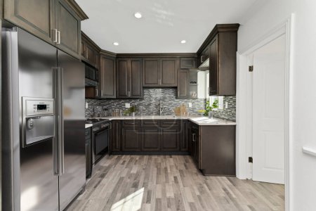 Foto de Interior de la cocina de madera moderna con suelo de madera y paredes blancas. renderizado 3d - Imagen libre de derechos