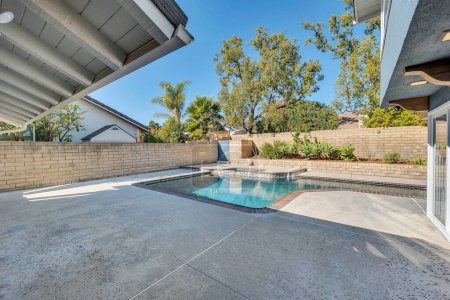 Téléchargez les photos : Villa de luxe avec piscine en journée ensoleillée. Rendu 3d - en image libre de droit
