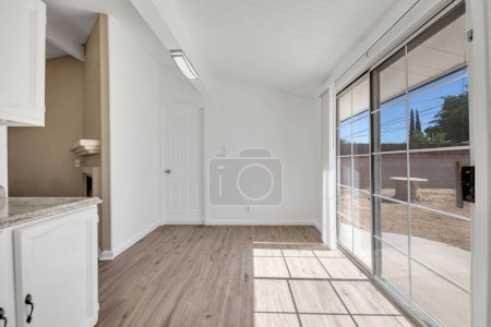 Foto de Interior de una cocina vacía con ventana grande. renderizado 3d - Imagen libre de derechos