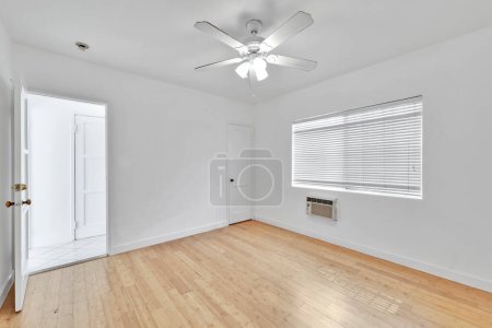 Foto de Interior de apartamento moderno con paredes blancas y suelo de madera - Imagen libre de derechos