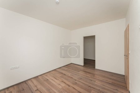 Foto de Habitación vacía con paredes blancas y suelo de madera. - Imagen libre de derechos
